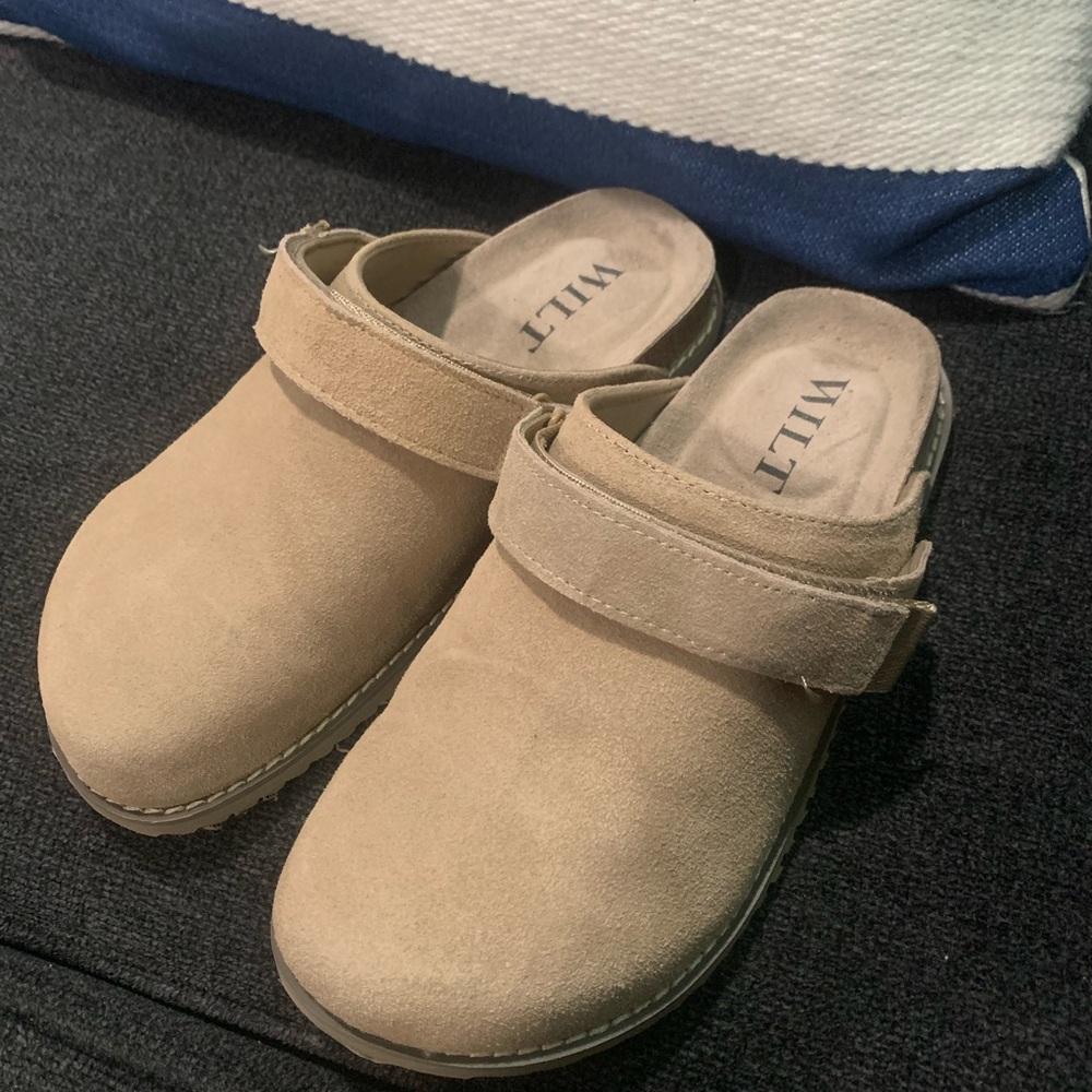 Wilt Women's Beige Suede Clogs Mules